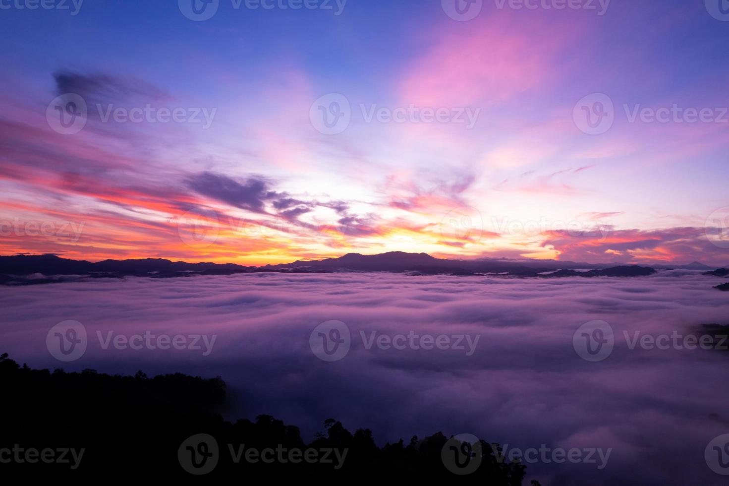 vista aérea de ondas de niebla que fluyen en la selva tropical de montaña, imagen de vista de pájaro sobre las nubes fondo de naturaleza increíble con nubes y picos de montaña en tailandia foto