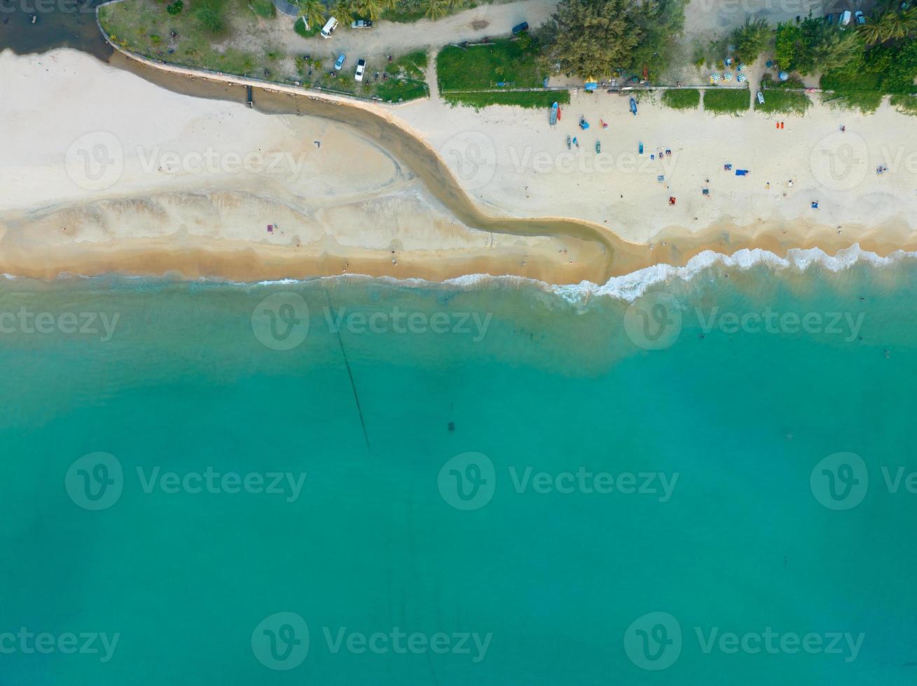 vista aérea increíble playa con gente de viaje relajación en la playa, hermoso mar en temporada de verano en la isla de phuket tailandia, gente de viaje en la playa, playa durante el verano con mucha gente descansando foto