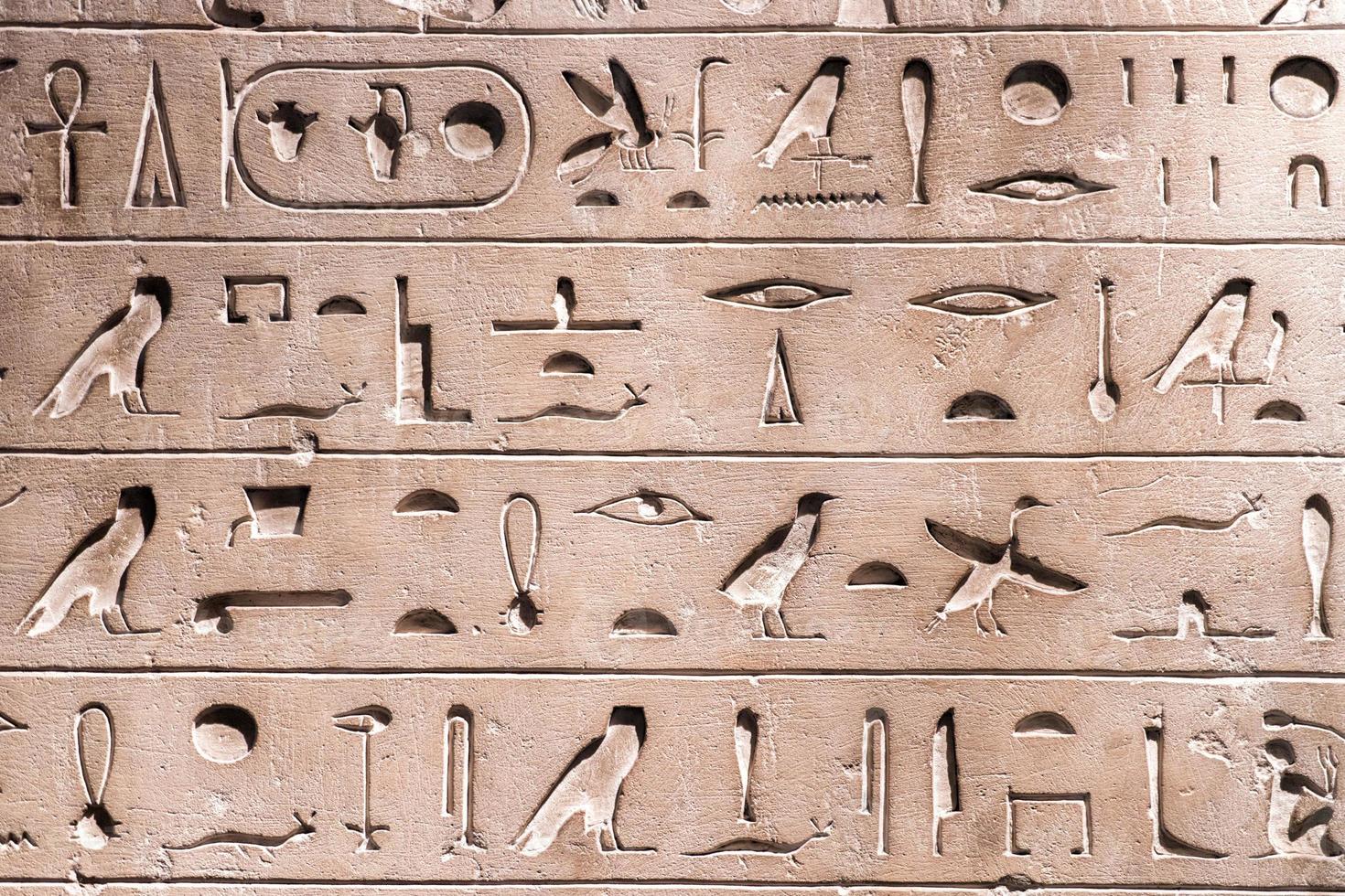 jeroglíficos antiguos en detalle de piedra foto