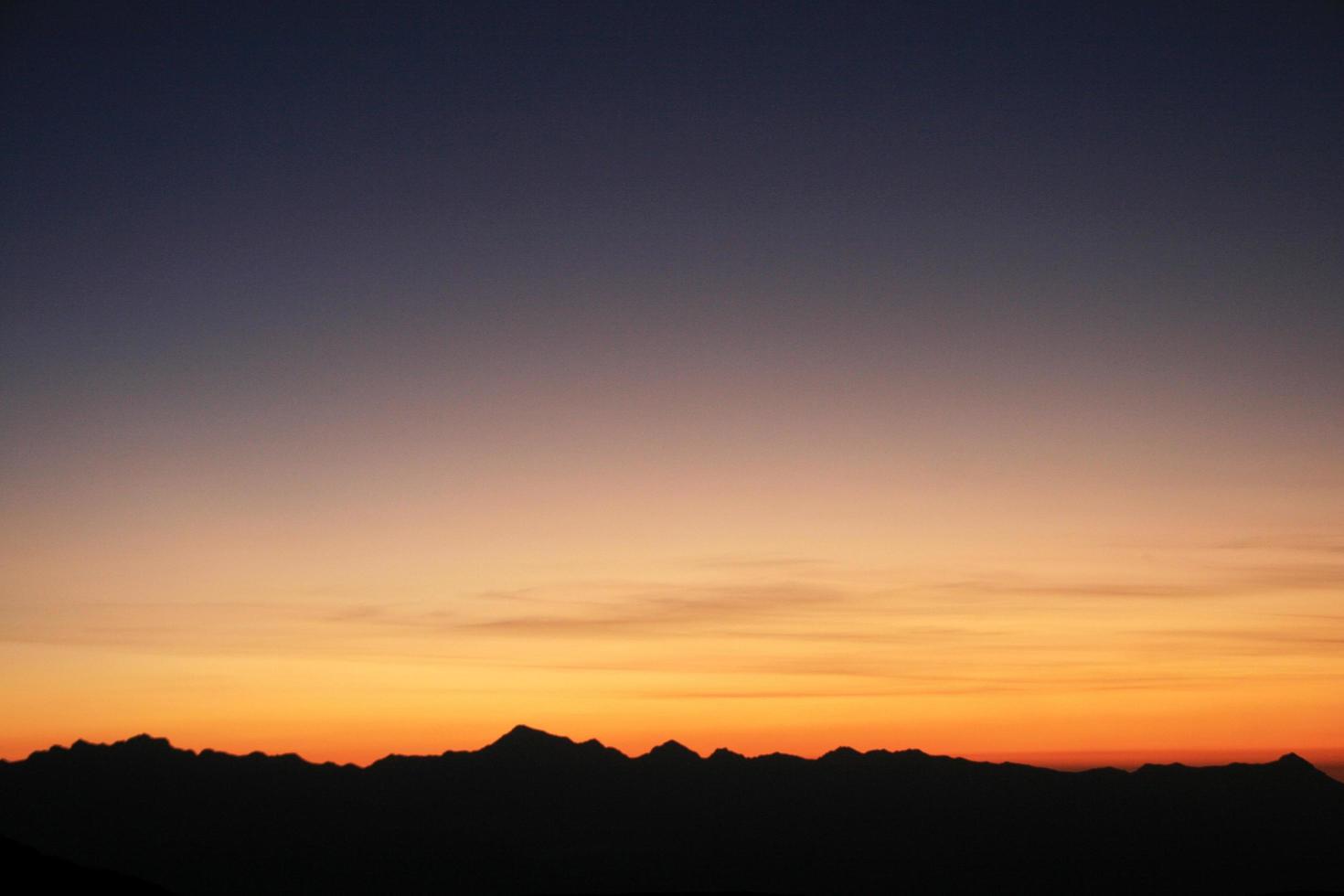 puesta de sol en las montañas foto