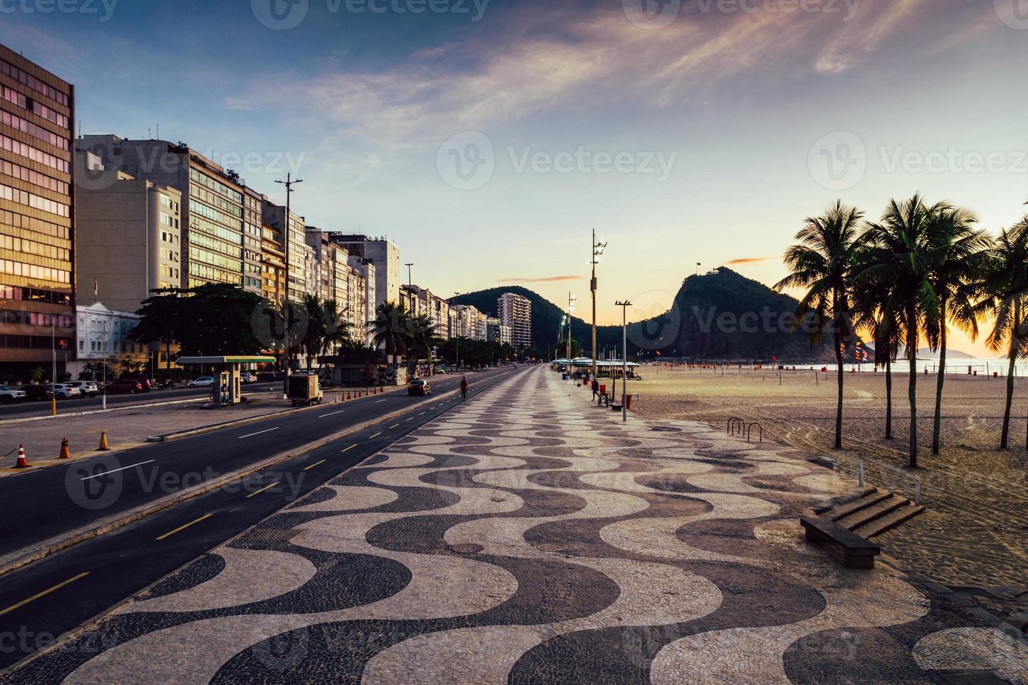 patrón de mosaico ondulado vacío de acera en leme, copacabana, río de janeiro, brasil al amanecer foto