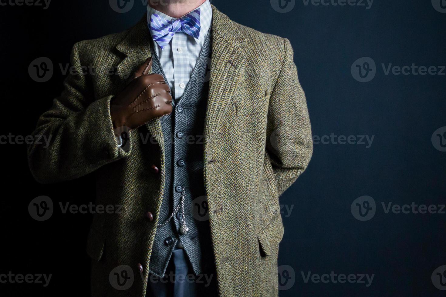 retrato de un elegante caballero inglés con traje de tweed de pie con orgullo. estilo vintage y moda retro de caballero británico. foto