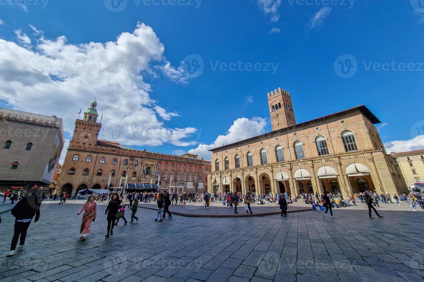 bolonia, italia - 3 de abril de 2022 - vista de la plaza piazza maggiore llena de gente foto