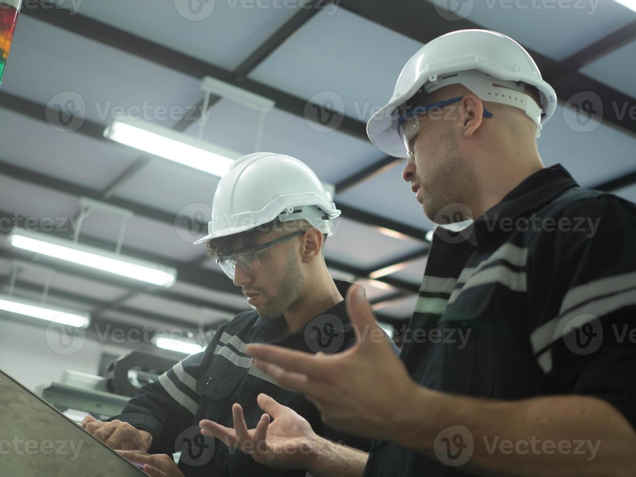 ingeniero masculino persona hablar hablar discusión conversación electrónico motor engranaje industria fábrica mantenimiento tecnología fabricación empresario gerente empresa trabajo trabajo ocupación seguridad almacén foto