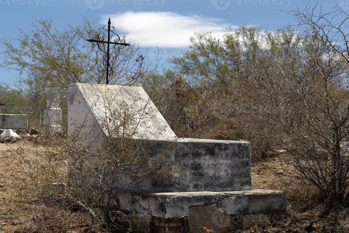 antiguo cementerio mexicano en el pueblo minero el triunfo baja california sur foto