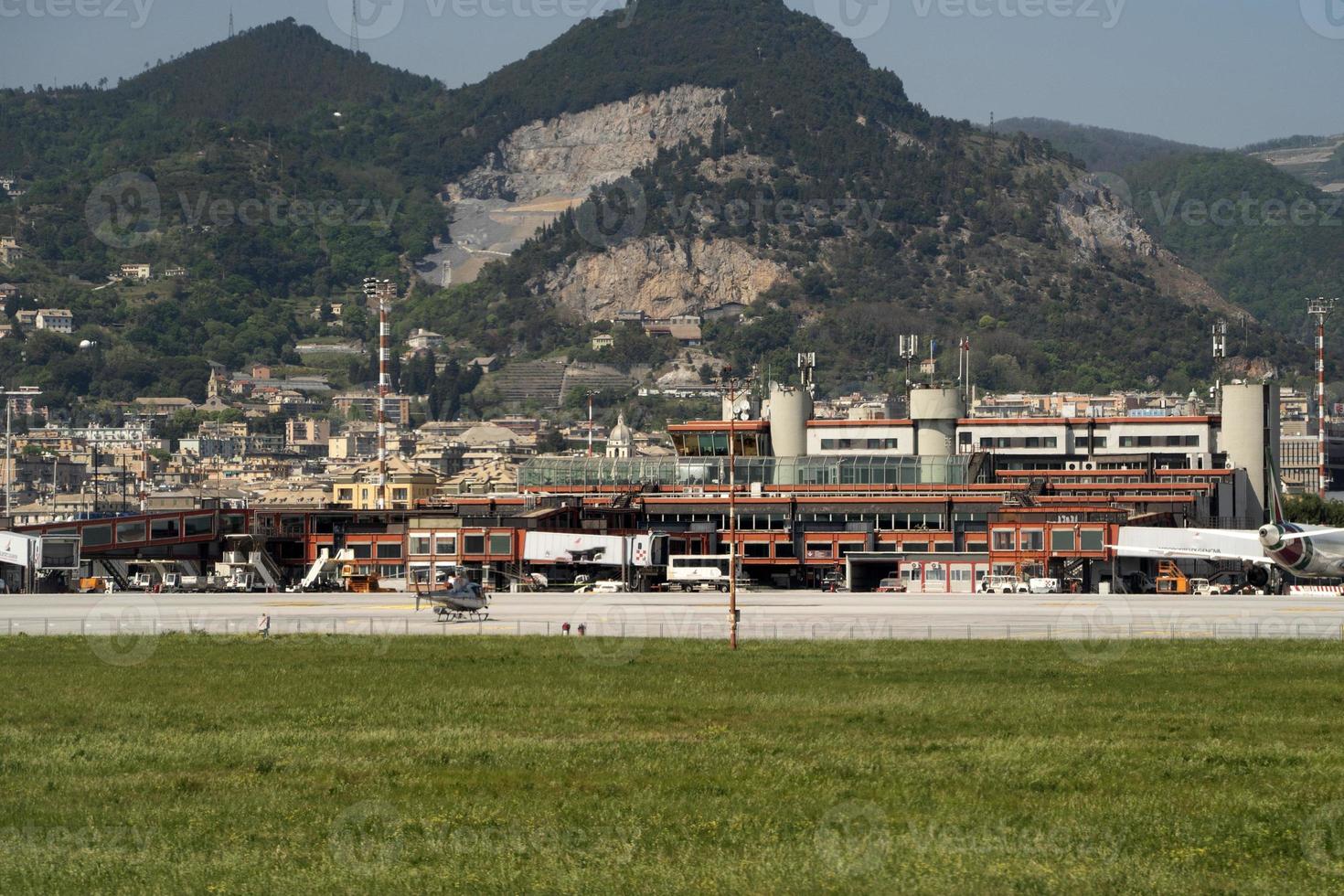 Vista de la pista de aterrizaje de la terminal del aeropuerto de Génova foto