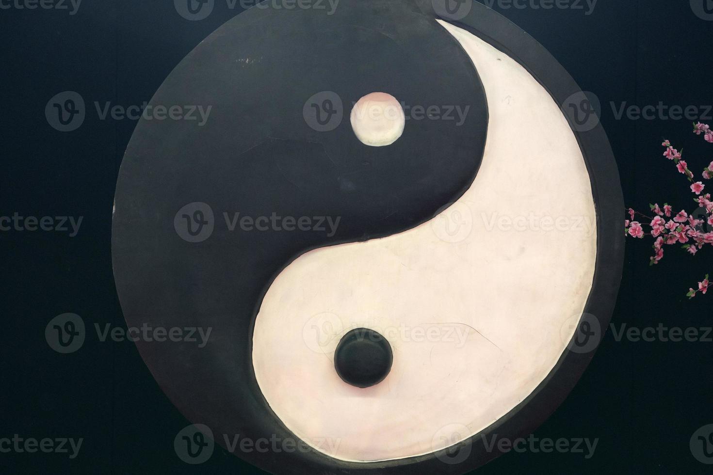 símbolo de yin yang colgante aislado foto