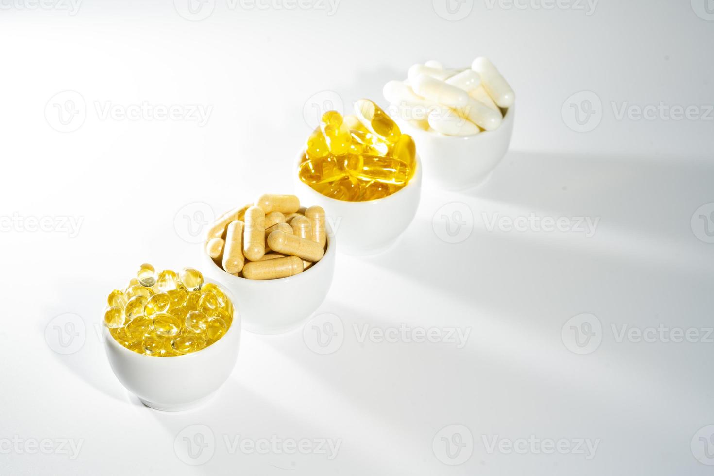 vitamina d, omega 3, omega 6, complemento alimenticio aceite de pescado, vitamina a, vitamina e, aceite de linaza. foto