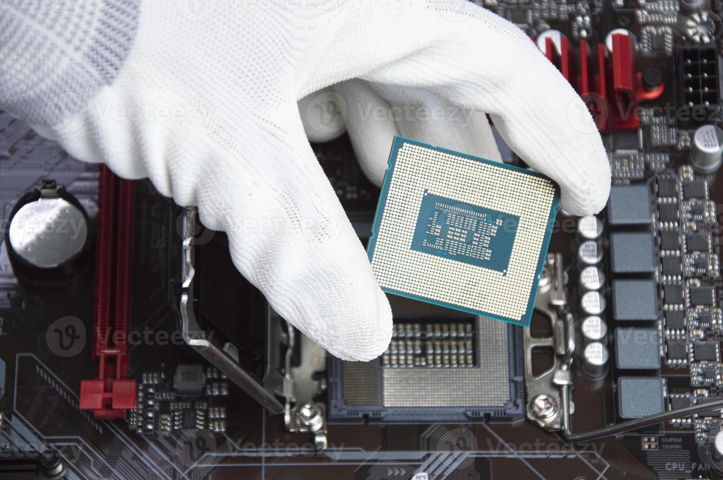 Vista superior del chip de CPU de la placa base de la computadora foto