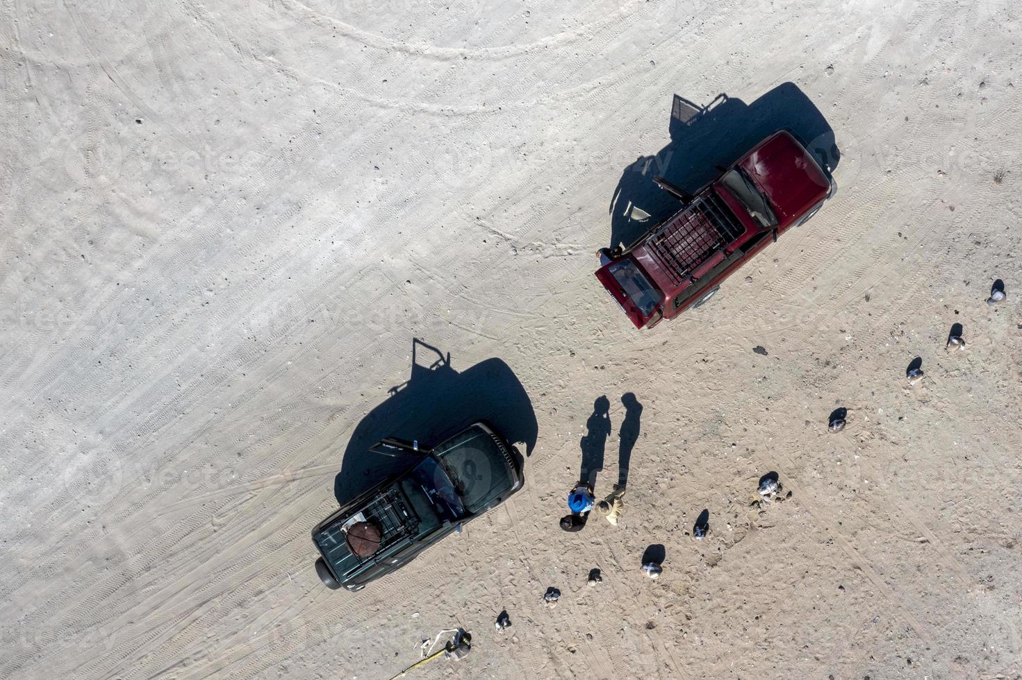 Vista aérea de drones de vehículos todoterreno 4x4 en el desierto foto