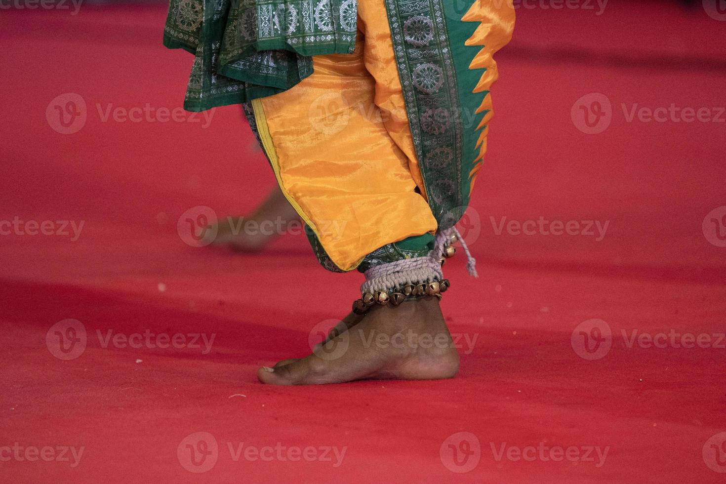 detalle de pie de danza tradicional india foto