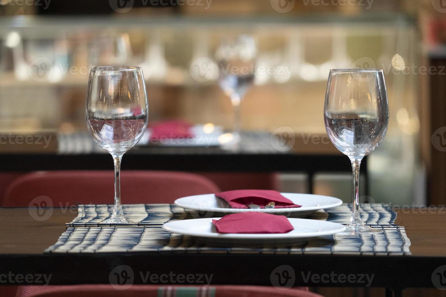 mesa de restaurante rápido para dos personas foto