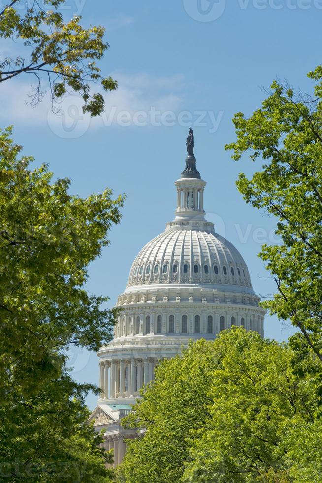 capital de washington dc sobre fondo de cielo azul profundo foto