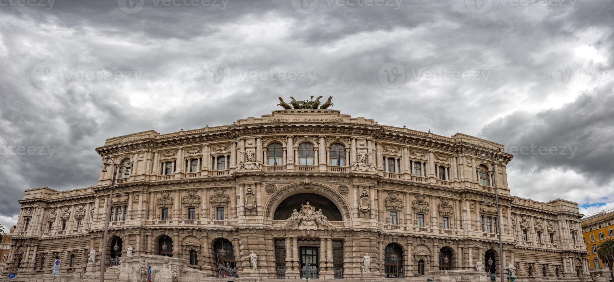 vista del palacio de roma corte di cassazione en un día nublado foto
