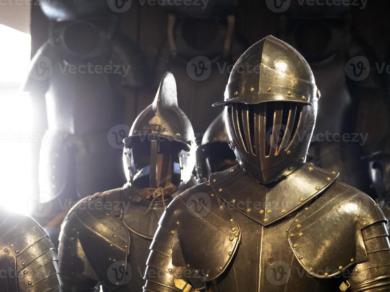 muchas armaduras de metal de hierro medievales foto