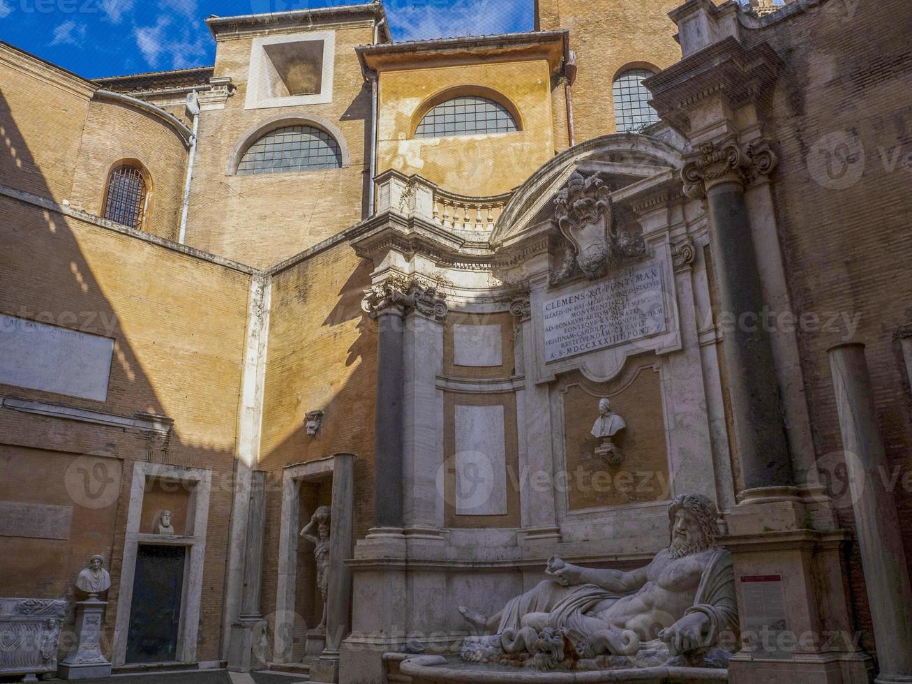 marforio romano antigua estatua de mármol romana funtain detalle de delfines foto