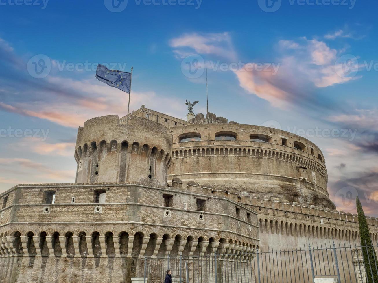 bandera de la ue ondeando en castel sant angelo roma foto