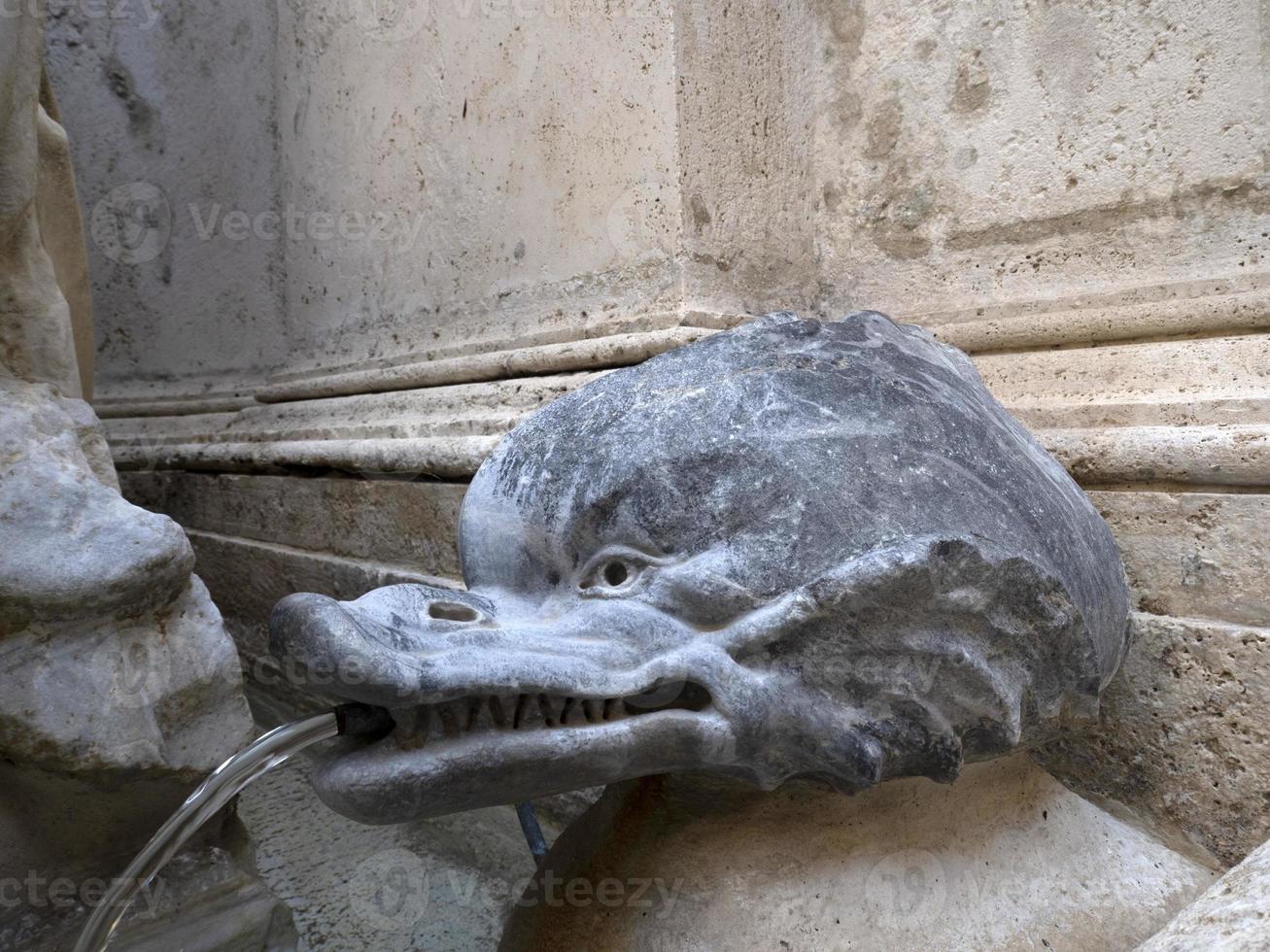marforio romano antigua estatua de mármol romana funtain detalle de delfines foto