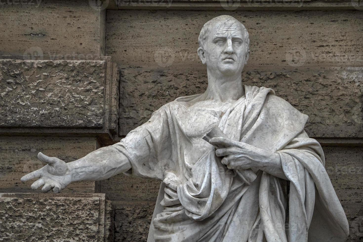 estatua de cicero en el edificio cassazione roma foto