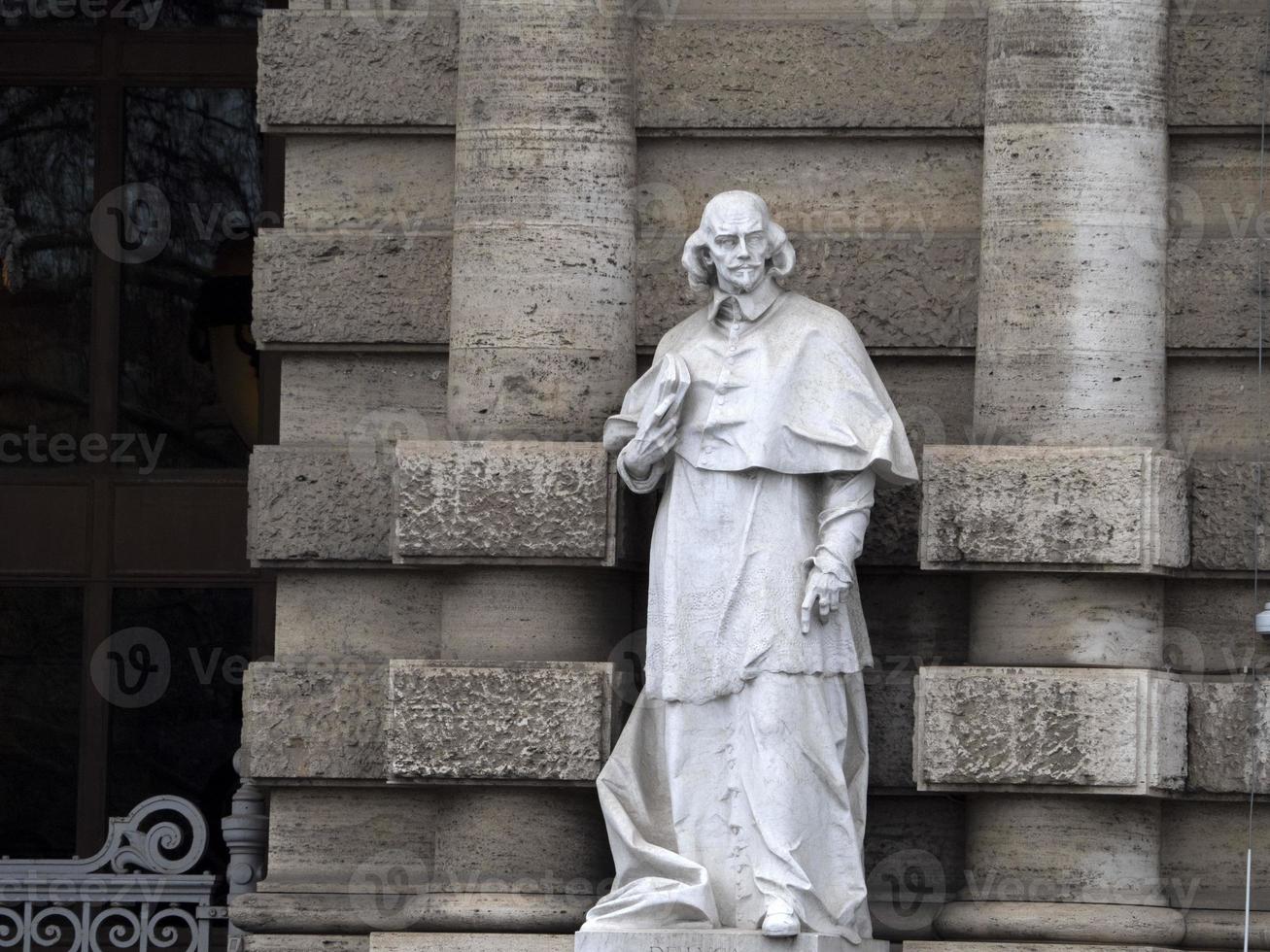 de luca statue cassazione building photo