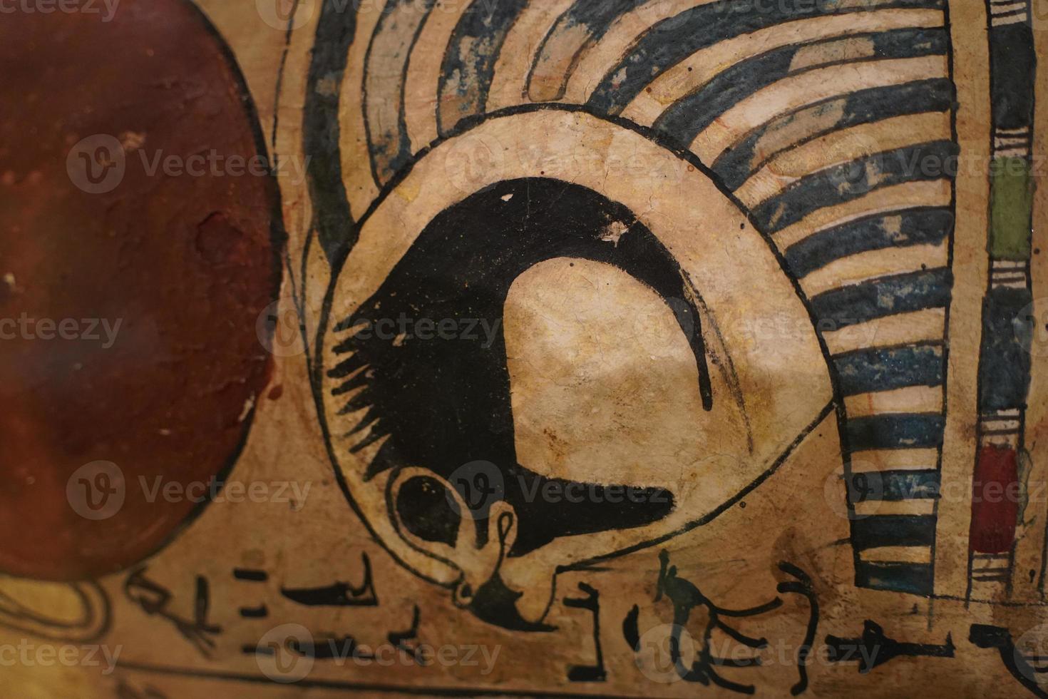 detalle de jeroglíficos de sarcófago de madera egipcio foto