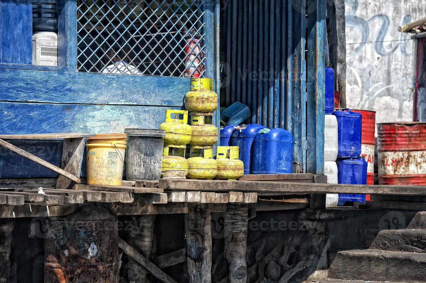 tanques amarillos de gas en indonesia foto