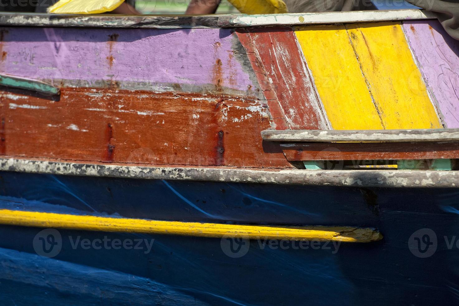 barco de pesca en el puerto de indonesia foto