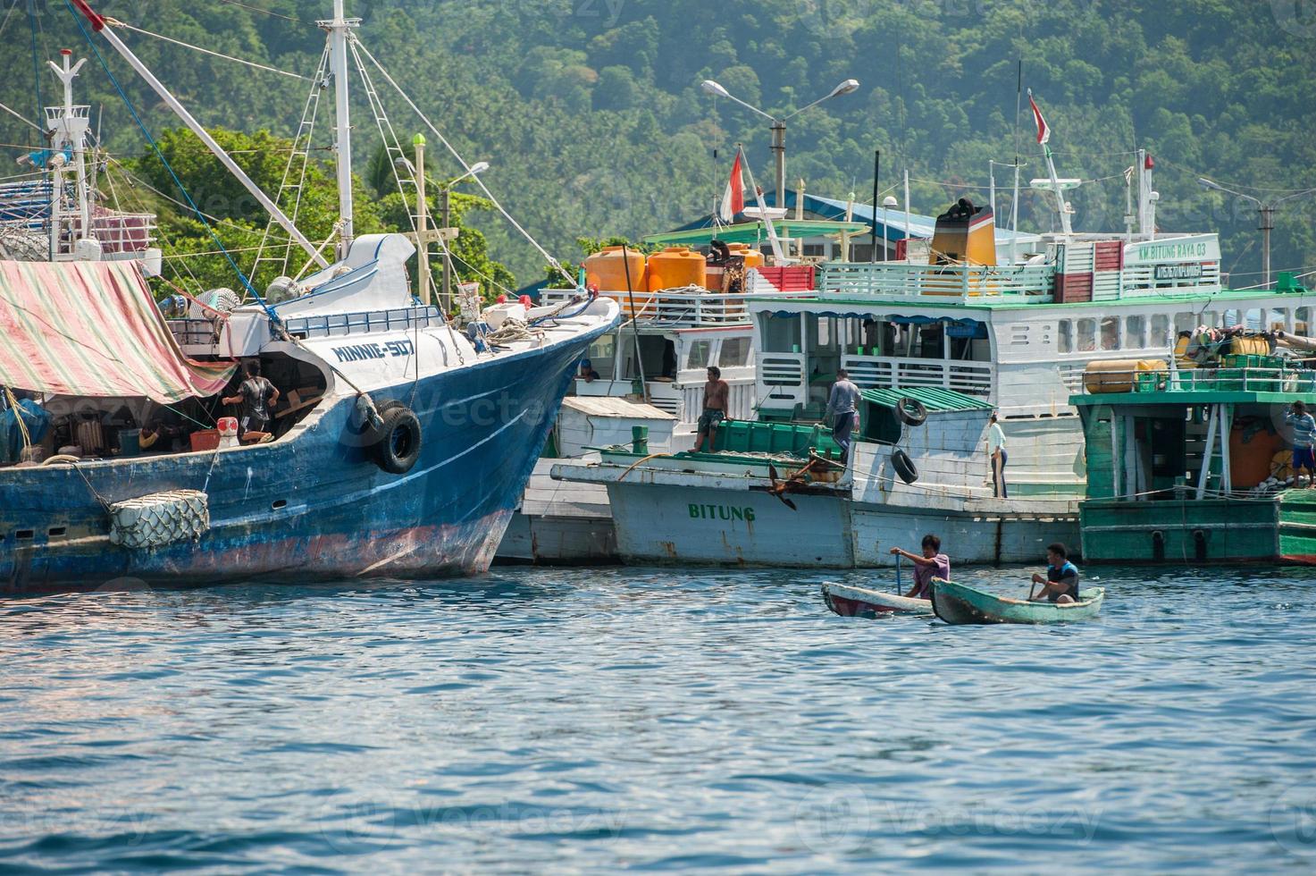 Bunaken, Indonesia - 5 de abril de 2014 - barco de pesca que regresa al pueblo de pescadores foto