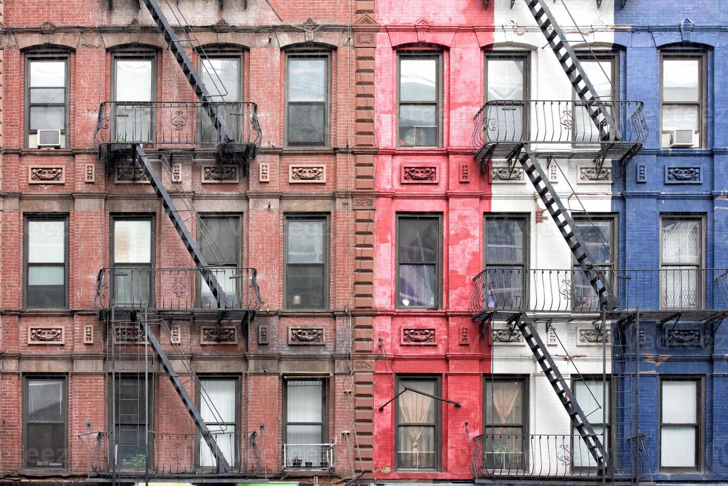 detalles de los edificios de manhattan de nueva york de la escalera de incendios foto