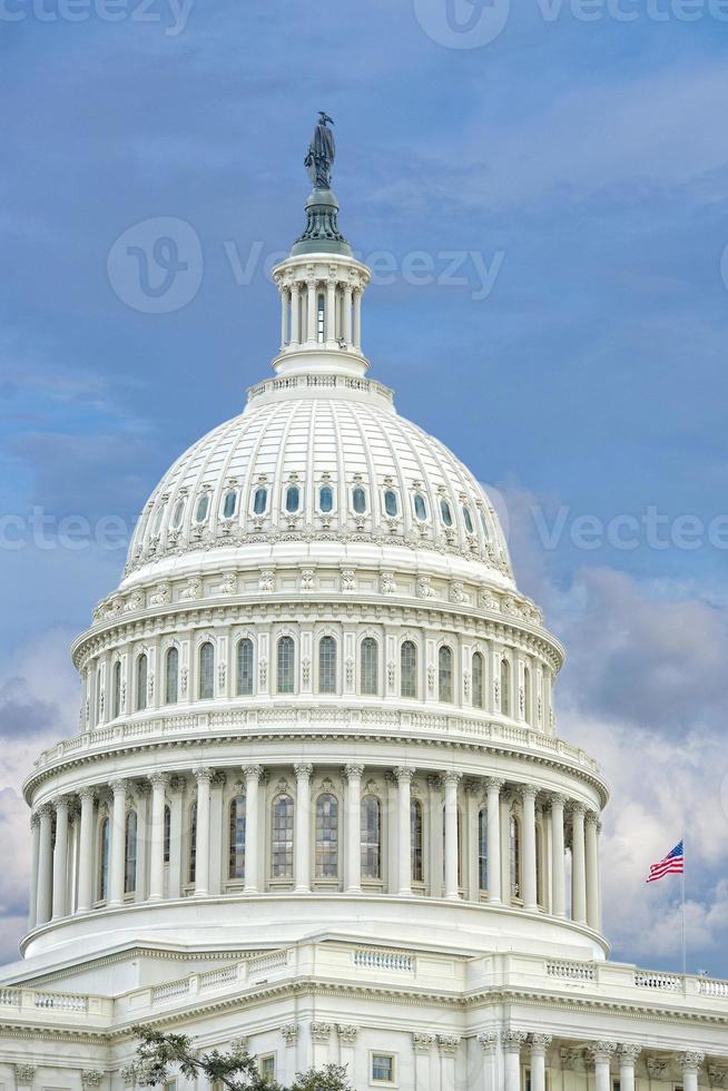 vista del capitolio de washington dc en el cielo nublado foto