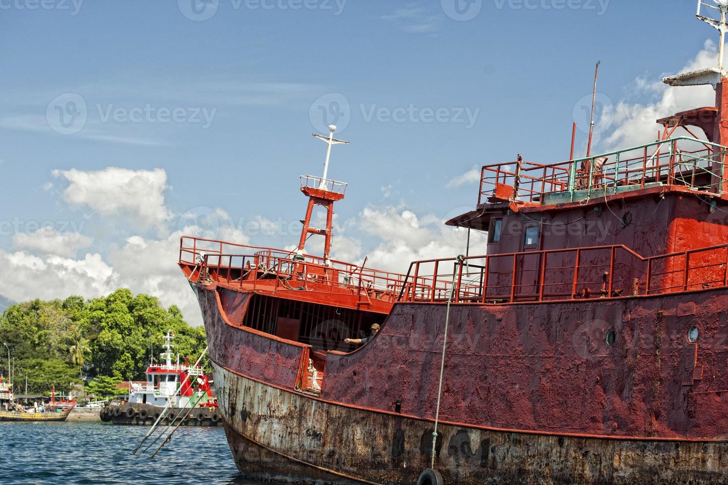 barco de pesca en el puerto de indonesia foto