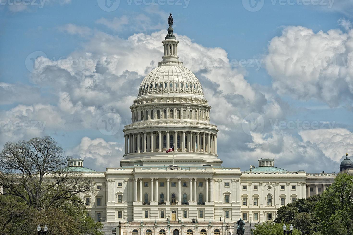 vista del capitolio de washington dc desde el centro comercial en el cielo nublado foto