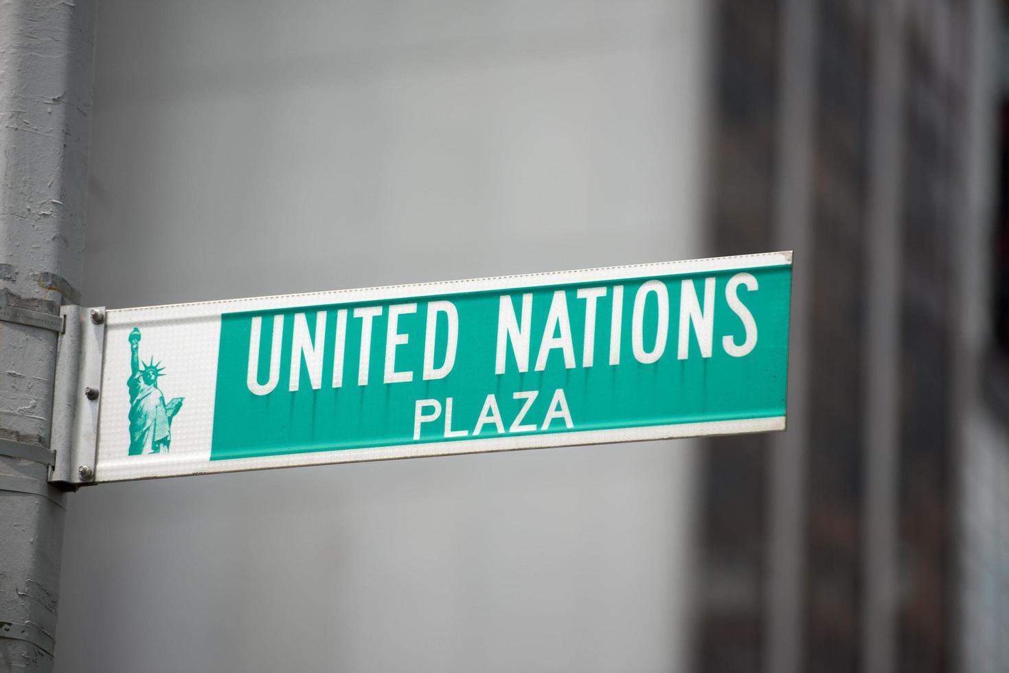 united nations plaza green sign photo
