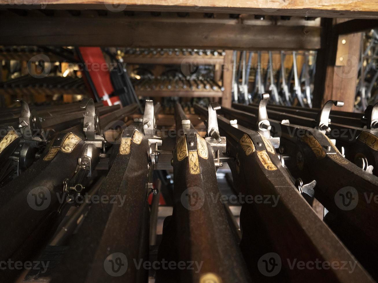 muchos fusiles de madera de hierro medievales foto