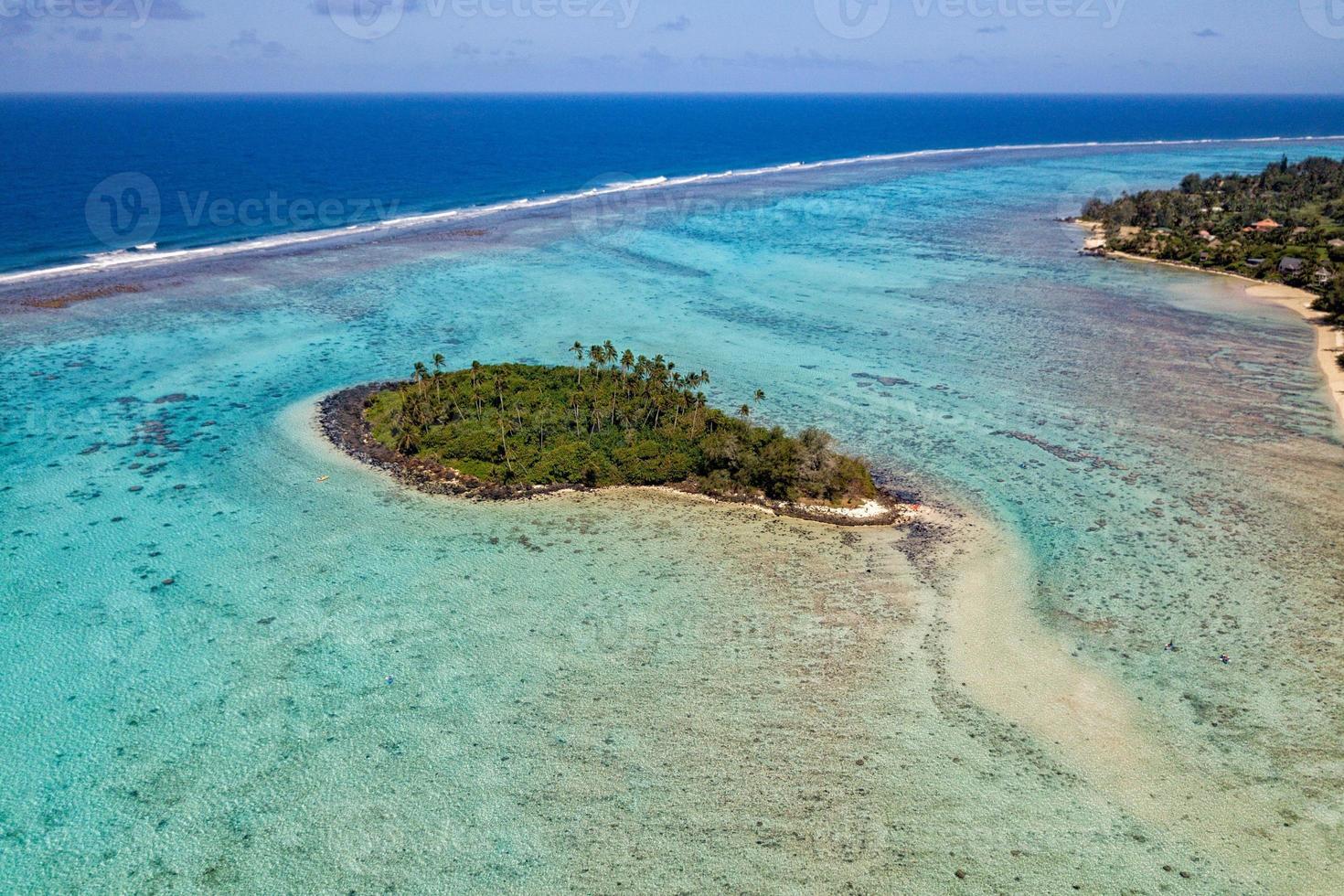 vista aérea de la laguna muri en la isla cook de polinesia foto