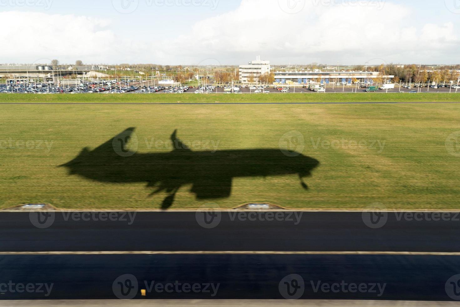 airplane silhouette while landing photo