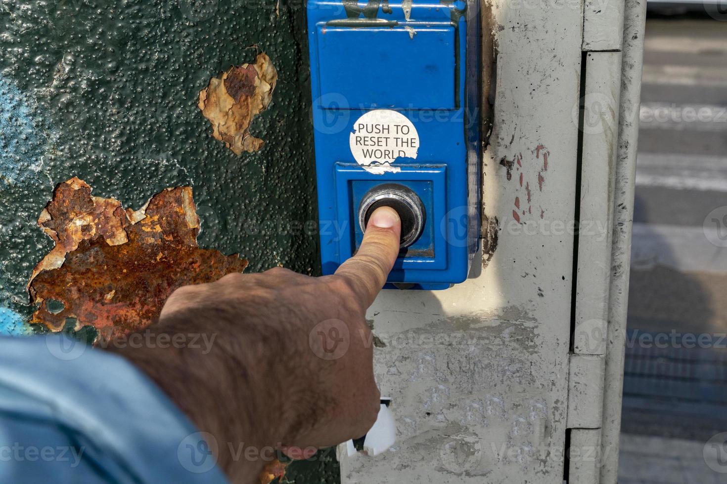 push to reset world button finger while pressing photo