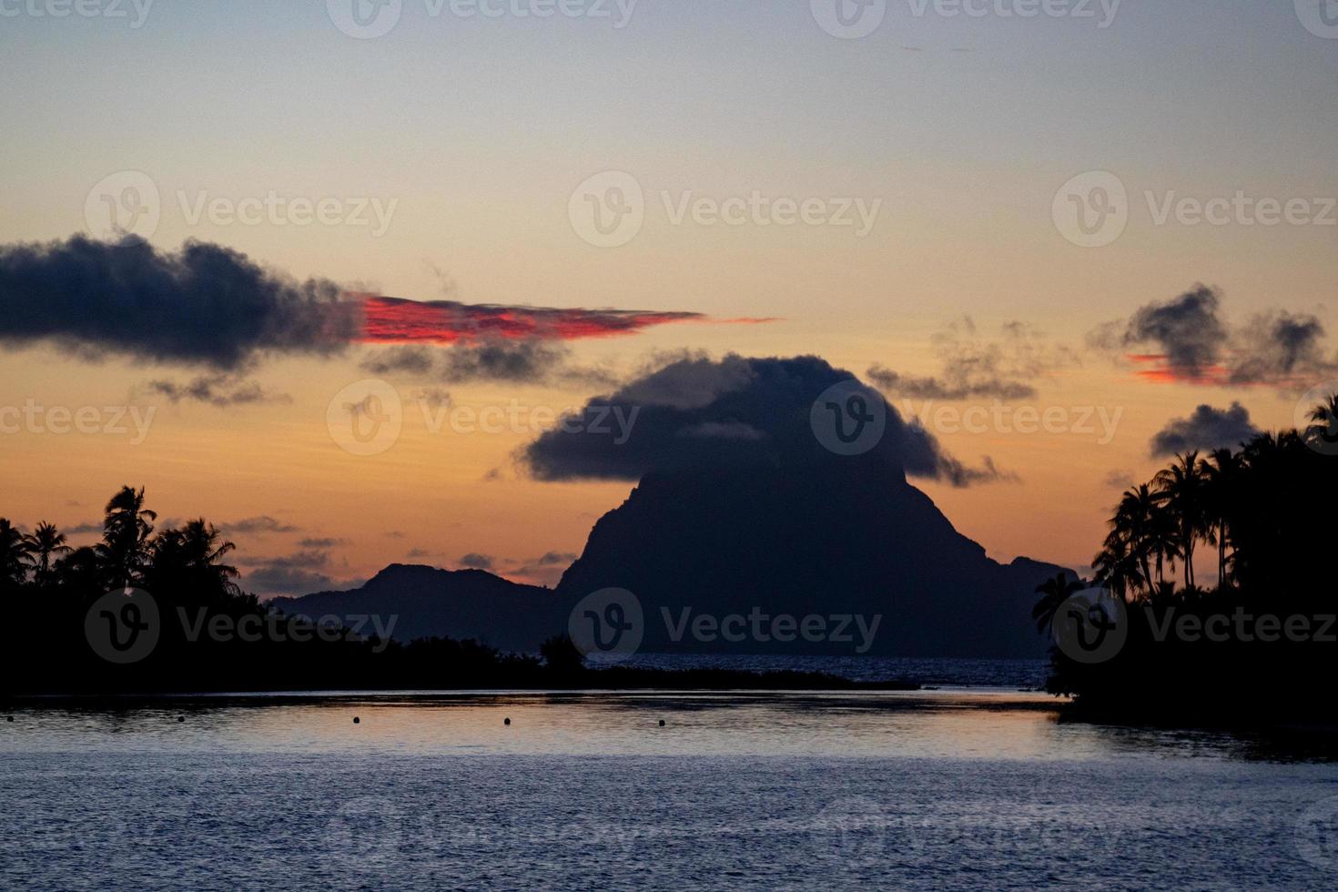 maravillosa puesta de sol en bora bora polinesia francesa foto