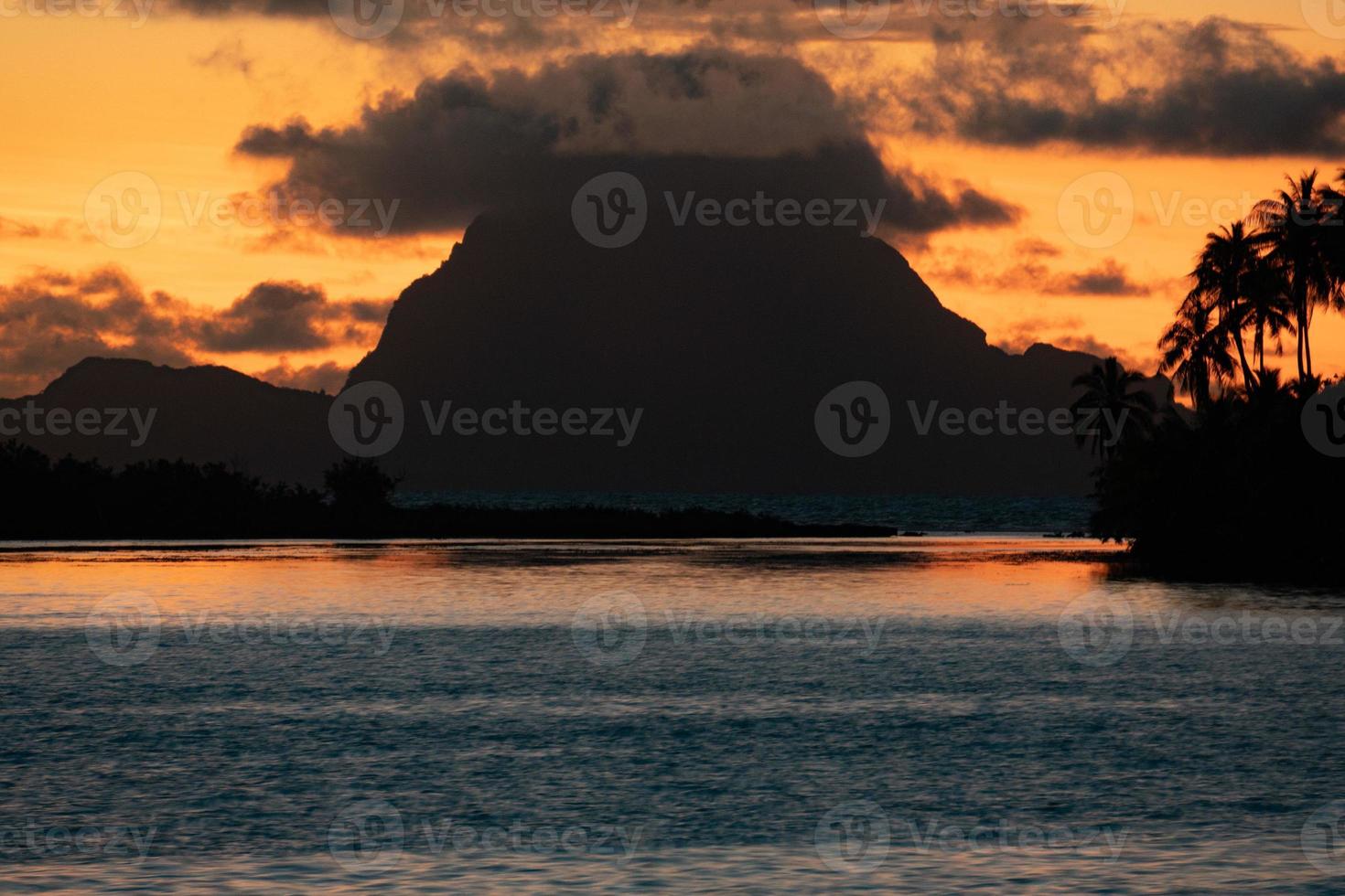 maravillosa puesta de sol en bora bora polinesia francesa foto