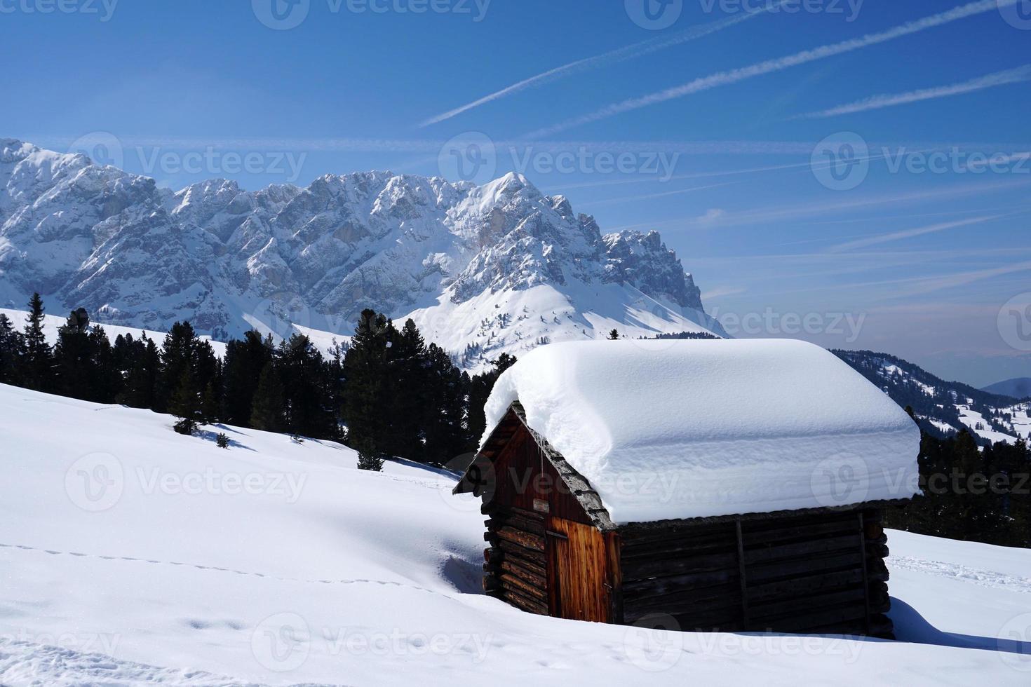 dolomitas nieve panorama gran paisaje cabaña cubierta de nieve foto