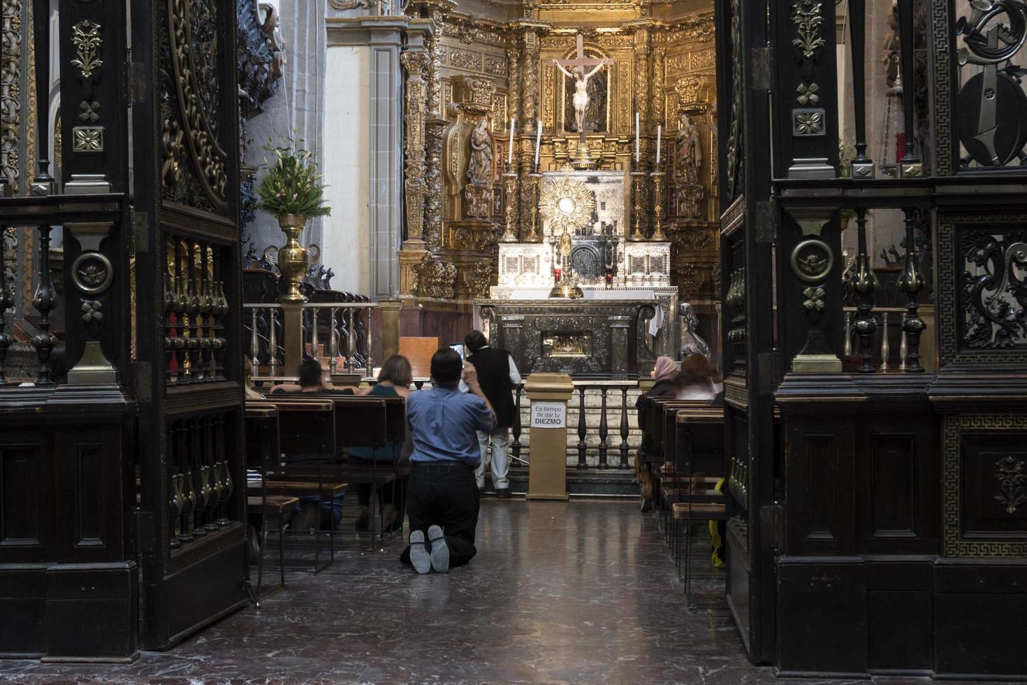 ciudad de méxico, méxico - 4 de noviembre de 2017 - peregrinos en la catedral de guadalupe foto