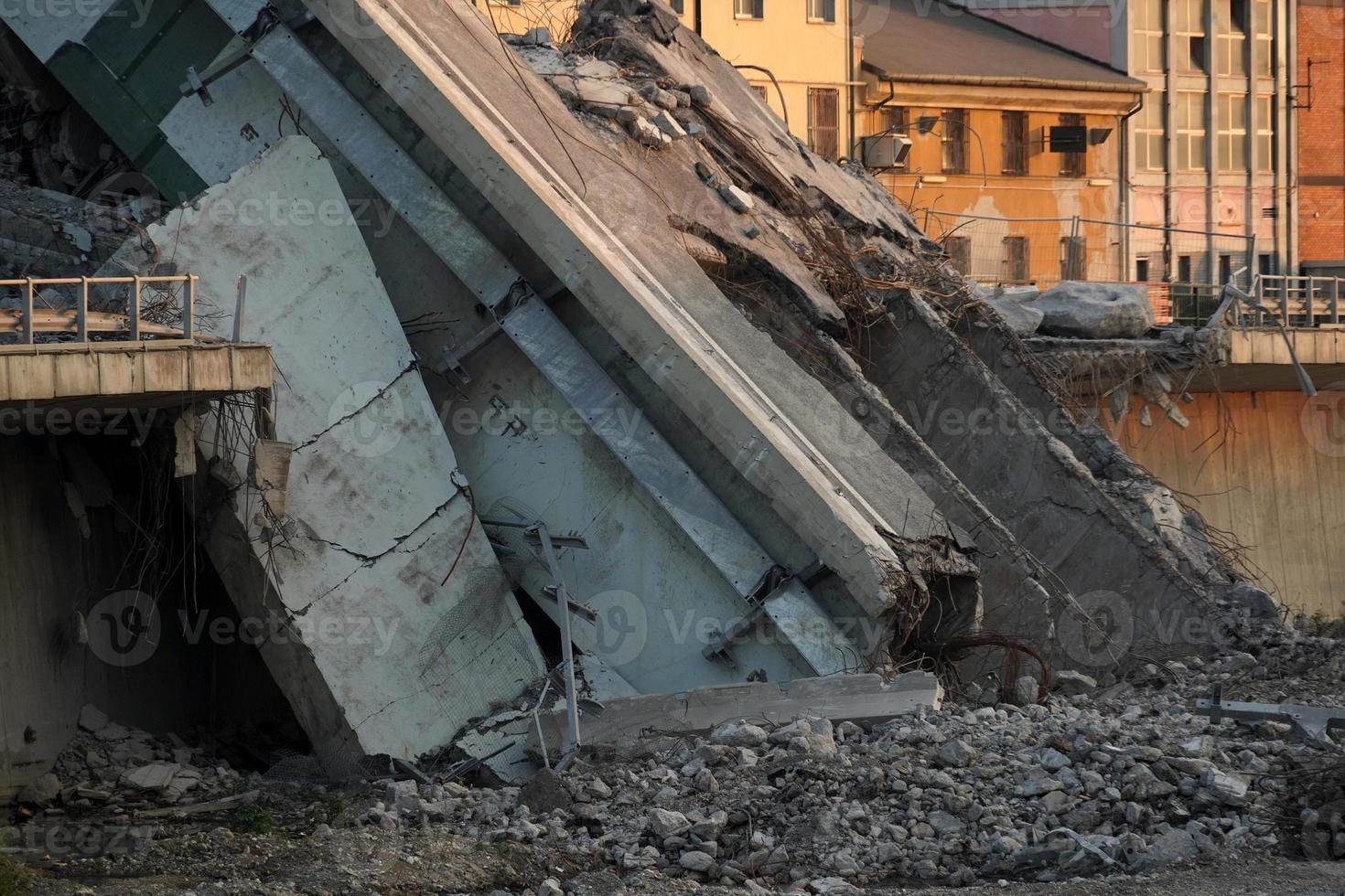 puente morandi colapsado en genova foto