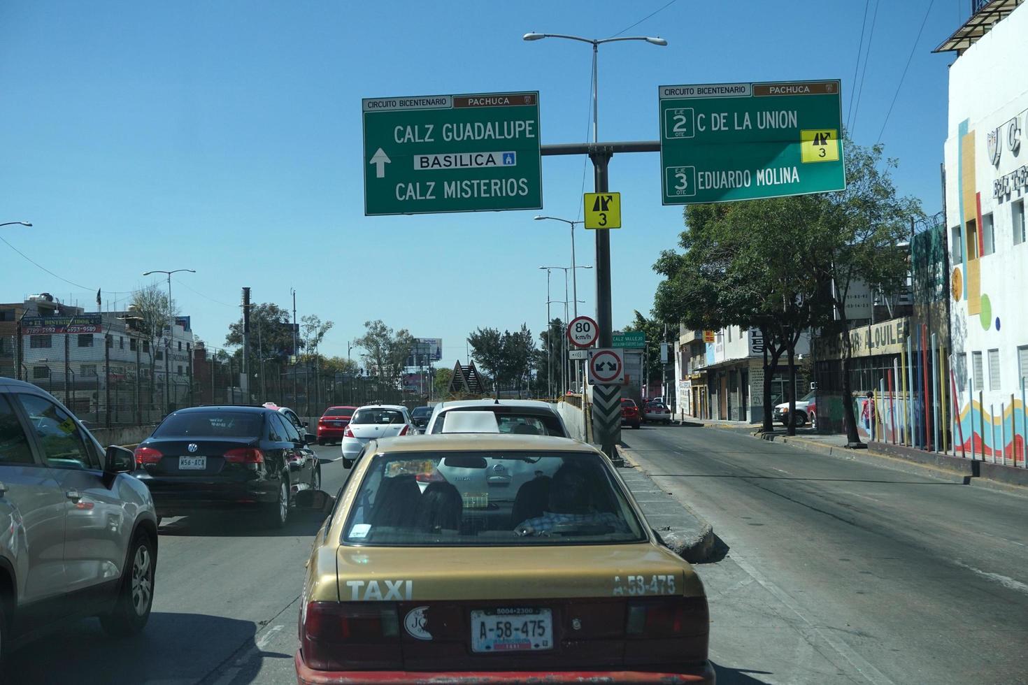 ciudad de méxico, méxico - 5 de noviembre de 2017 - tráfico congestionado de la capital de la metrópoli mexicana foto