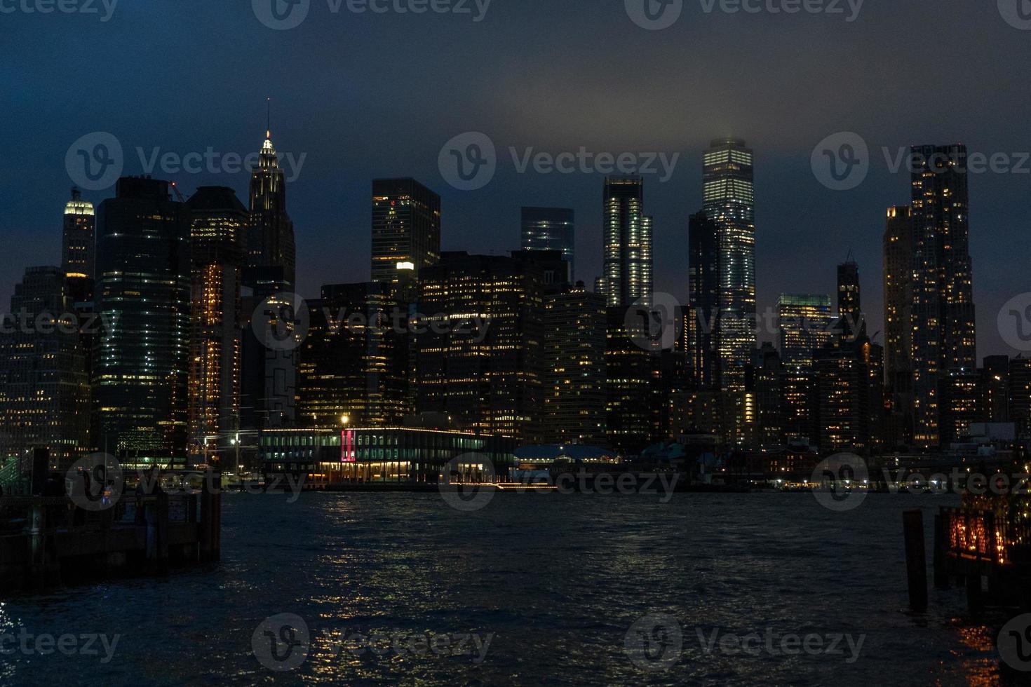 vista nocturna de nueva york desde brooklyn foto