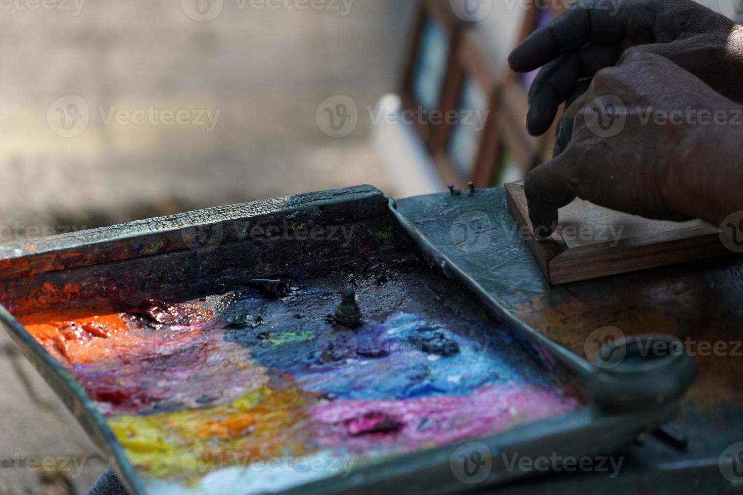 hombre pintando con la mano foto