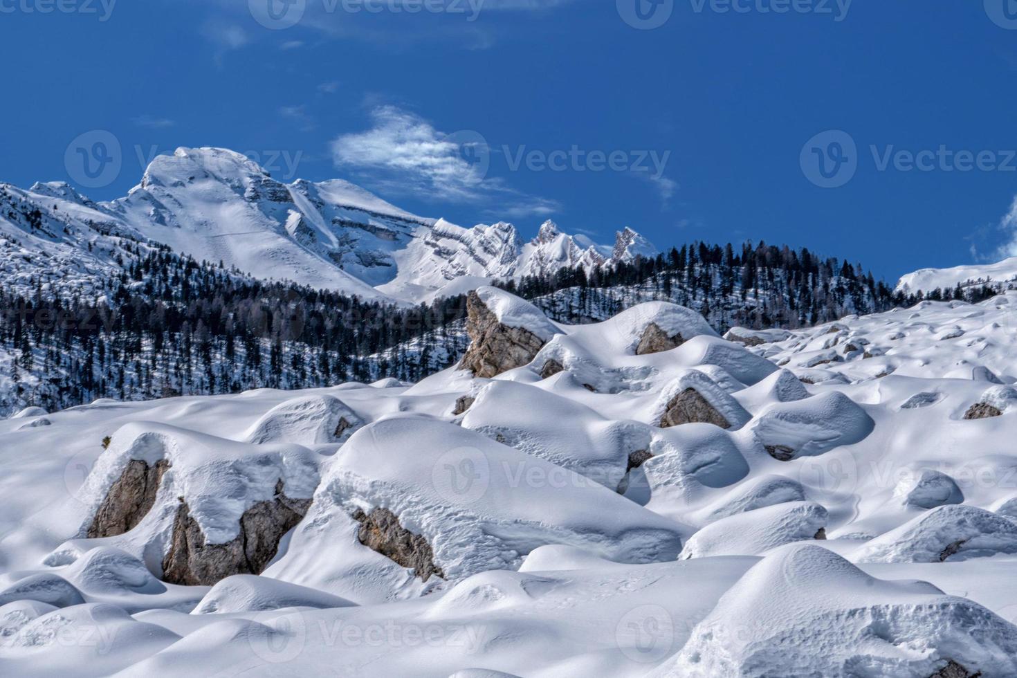 tobogán de nieve de avalancha en las montañas dolomitas foto
