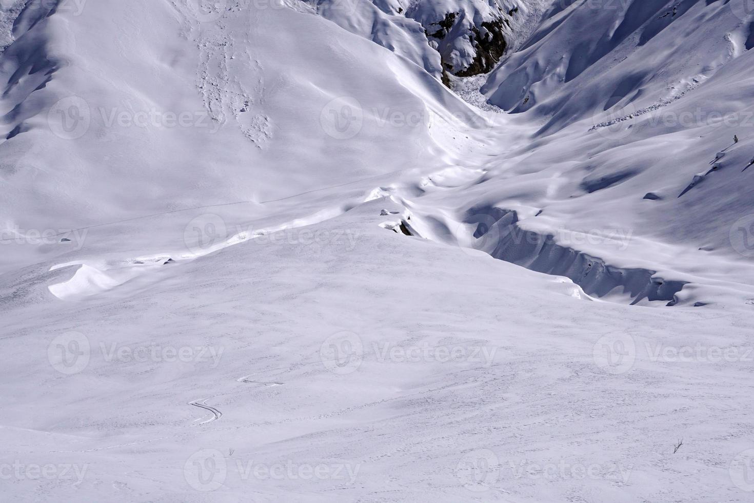 tobogán de nieve de avalancha en las montañas dolomitas foto