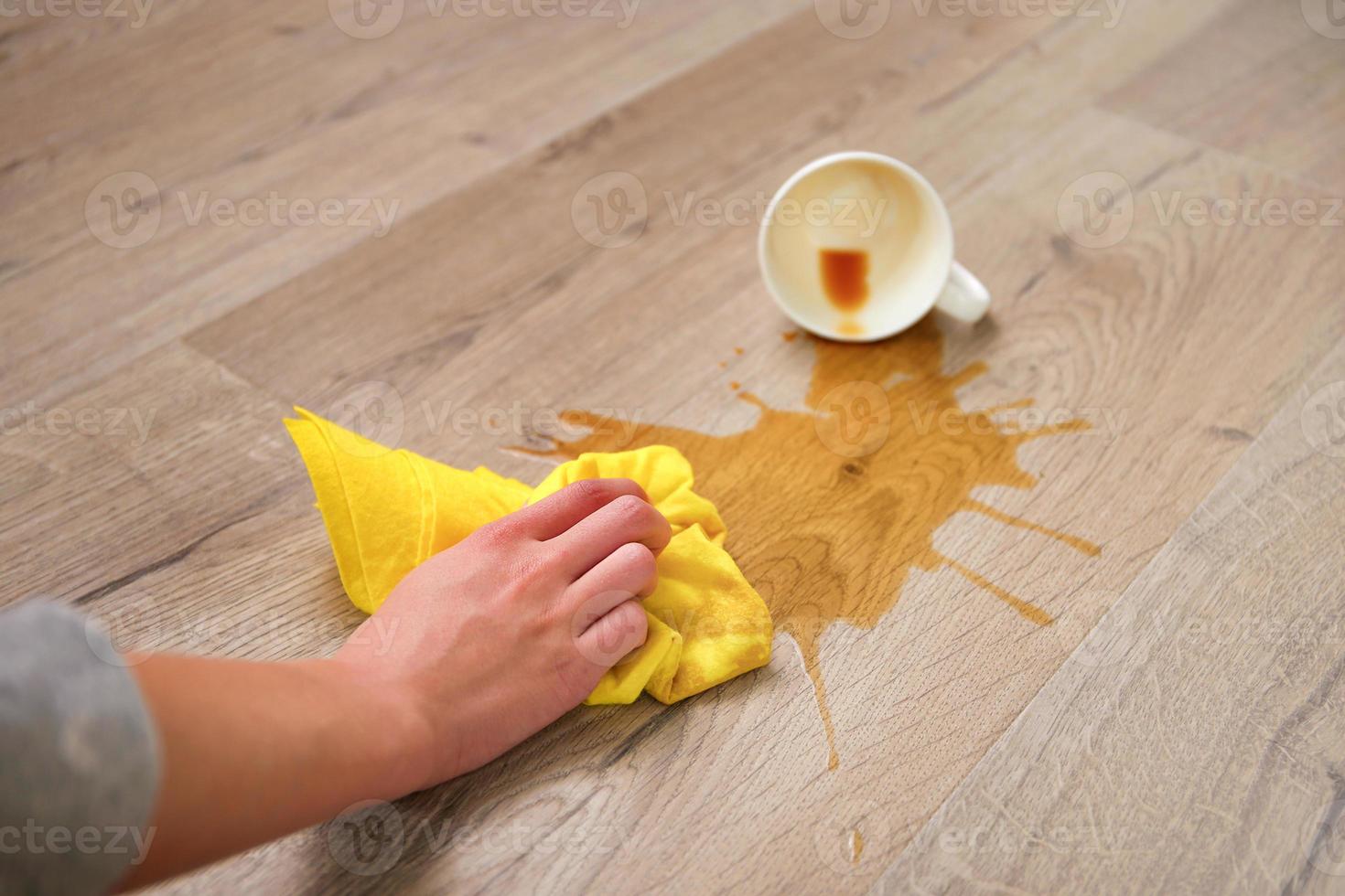 una taza de café cayó sobre el laminado, el café se derramó en el suelo. foto