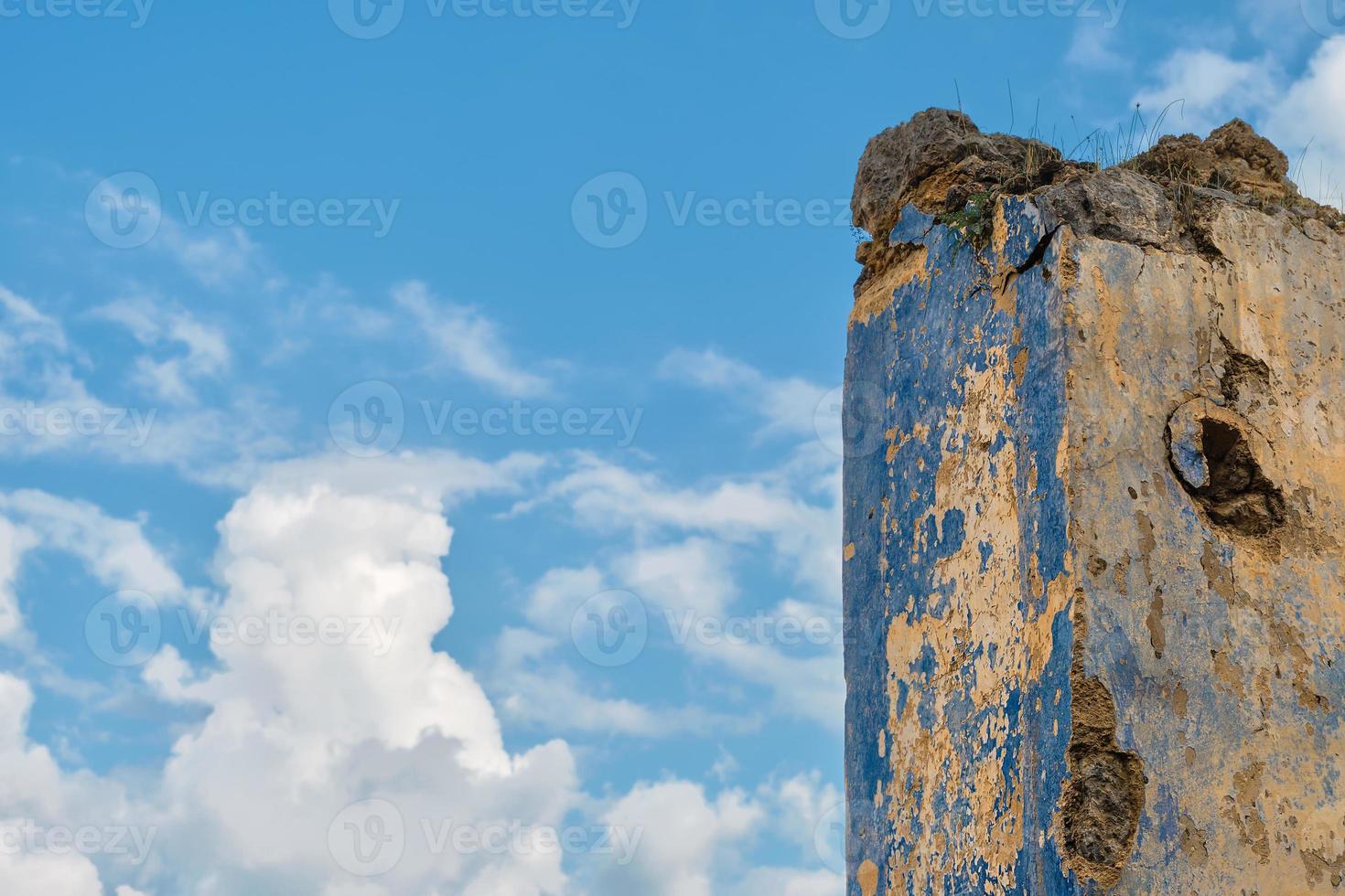 las ruinas de la ciudad griega abandonada de levissi cerca del pueblo de kayakoy en fethiye turquía, en el contexto de las nubes cúmulos, la tragedia de las guerras. sitio de la antigua ciudad de karmilissos foto