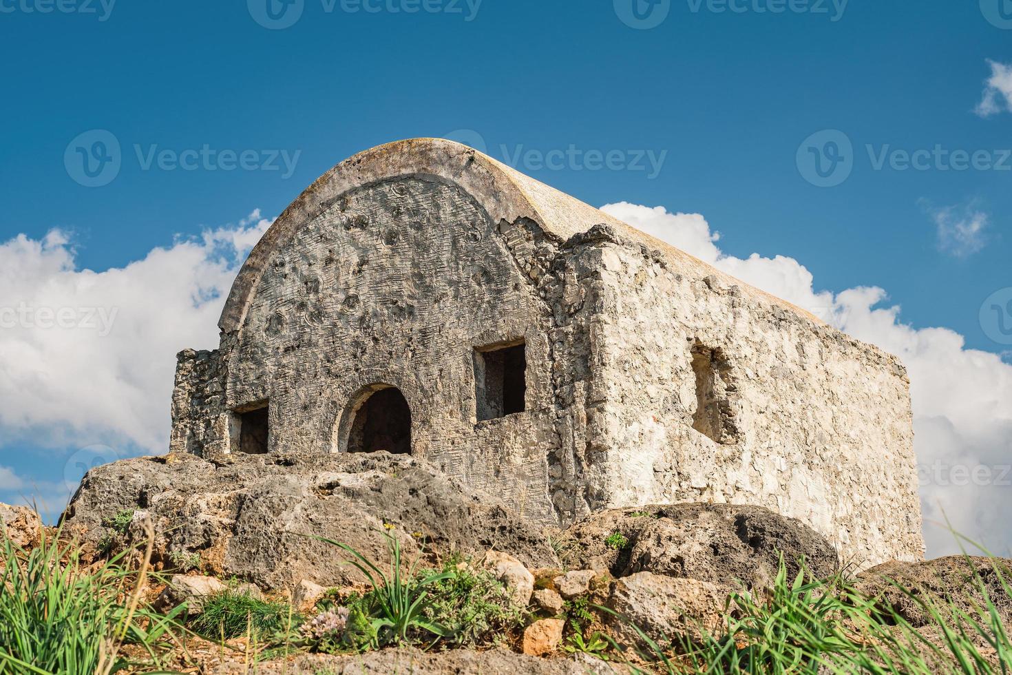una antigua capilla griega en una montaña cerca del pueblo de kayakoy, un pueblo fantasma abandonado cerca de fethiye en turquía. sitio de la antigua ciudad griega de karmilissos del siglo XVIII foto
